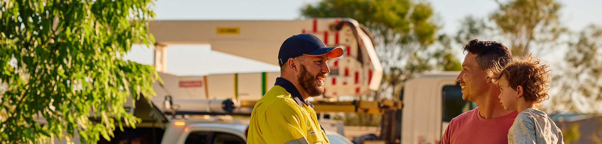 Horizon Power crew member shaking hand with customer as he arrives to repair faulty powerline.